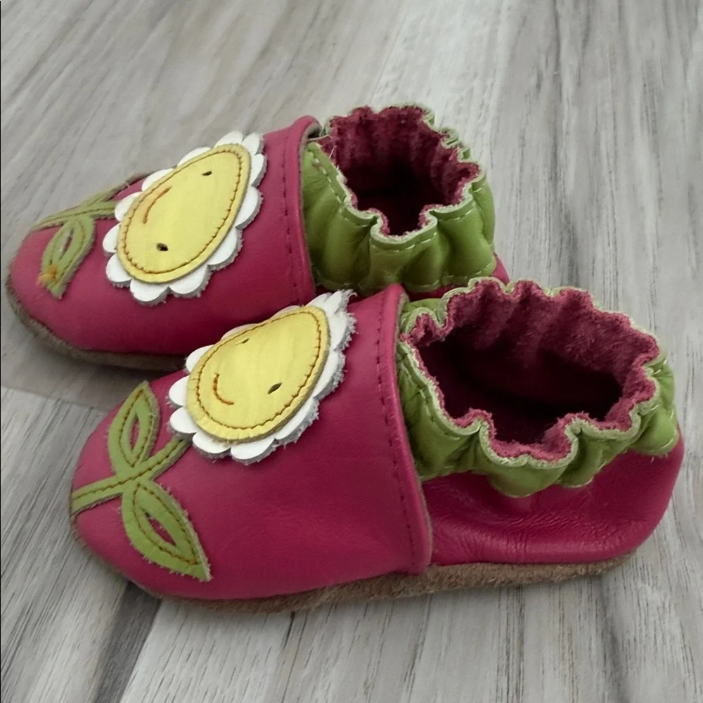 ROBEEZ Pink and Green Shoes with Flower Design size 0-6 months